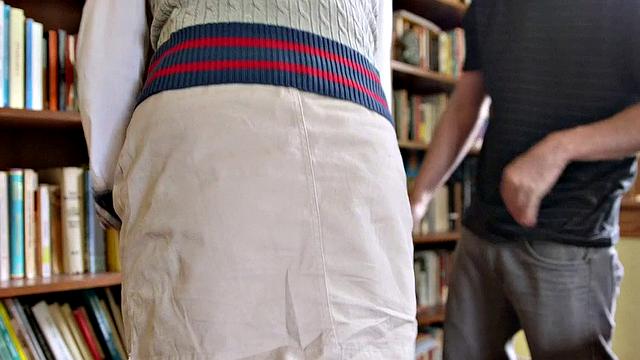 Сочная брюнетка ловит сперму на лицо после глубокого минета