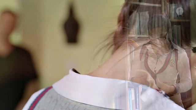 Сочная брюнетка ловит сперму на лицо после глубокого минета