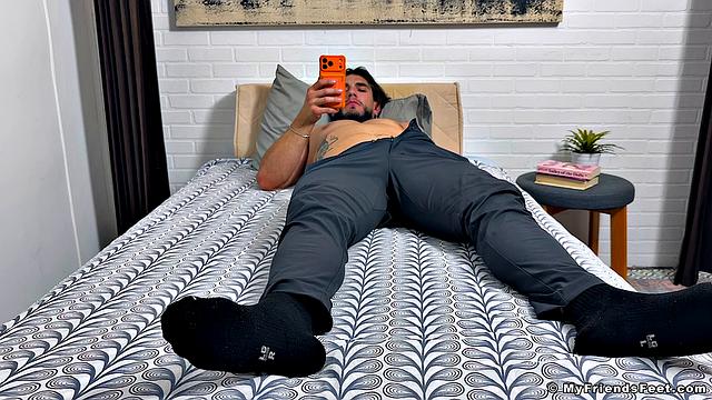 Vinni Enjoys Masturbating Barefoot - Vinni