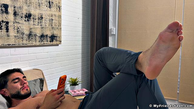 Vinni Enjoys Masturbating Barefoot - Vinni