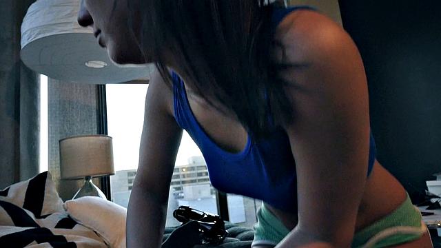 сводная сестра раздевается и делает минет в гостиной