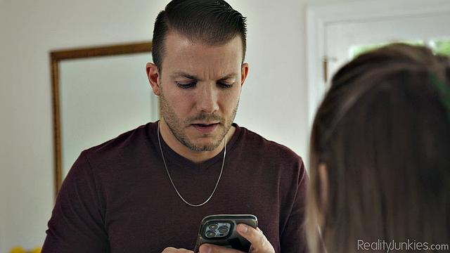 Скарлетт Сейдж соблазняет сводного брата и жадно отсасывает его член до конца, страстный семейный секс в спальне.