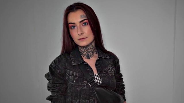 татуированная европеянка отдается за деньги после страстного минета