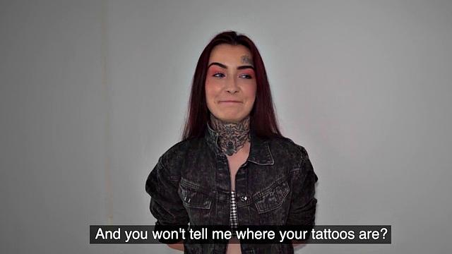 татуированная европеянка отдается за деньги после страстного минета