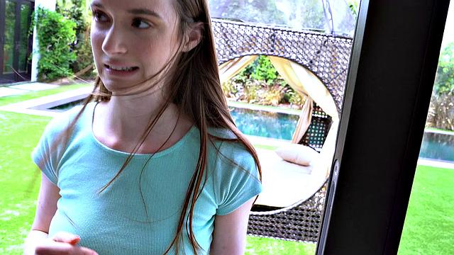 хейзел жадно сосет член и ловит густой финиш