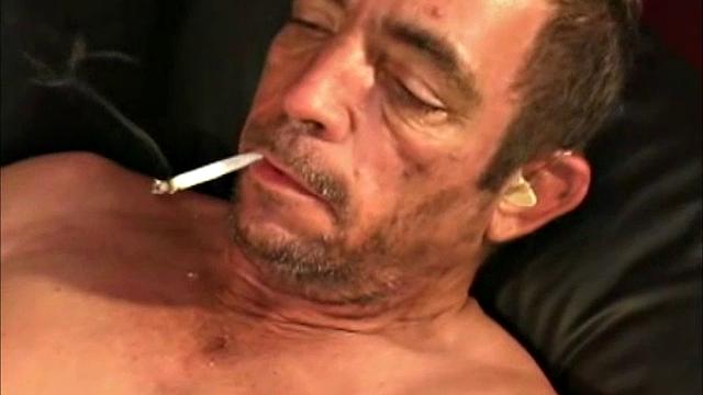 Тим дрочит свой член среди мужиков в раздевалке