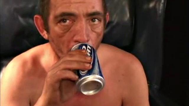 Тим дрочит свой член среди мужиков в раздевалке