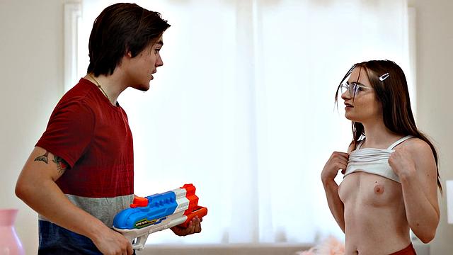 мачеха застаёт страстный тройничок и сама берёт всё под контроль