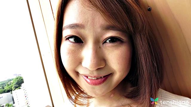 асука судзумура позирует в белье и юбке дома