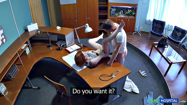 рыжая устроила доктору двойной разряд - ногами завлекла, писькой добила