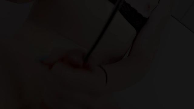 блондинистая транска в белье жестко балуется уретральной вставкой