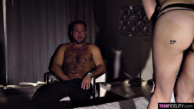 стриптизёрша трахается с профессором наедине