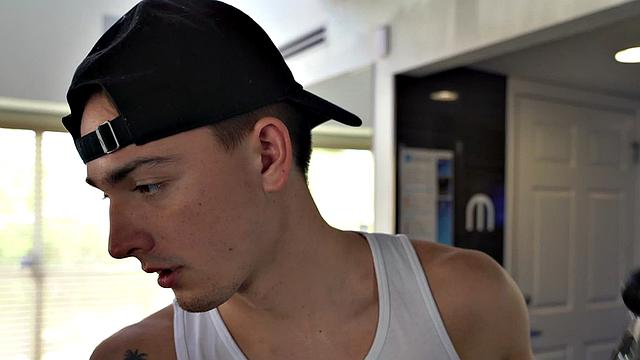 Gym hunk massages and fucks twink with muscle fetish