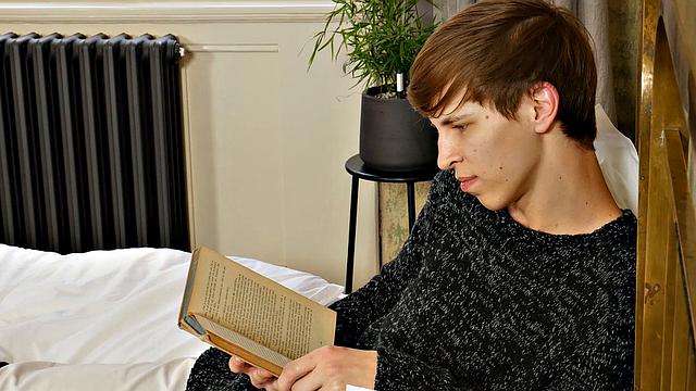 Три озабоченных парня дико отрываются в жёсткой гей-встрече