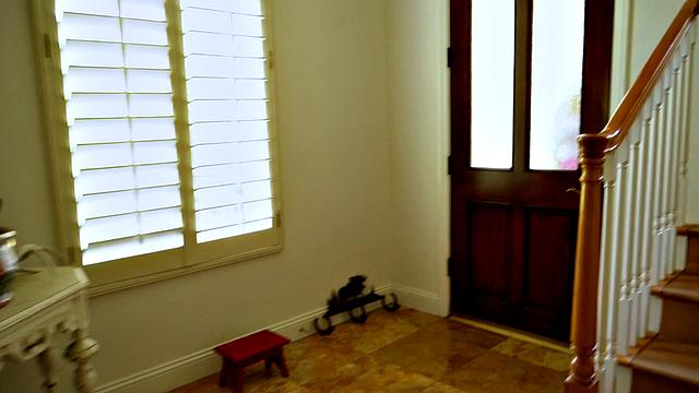 рыжая мастурбирует в кровати подруги её вибратором