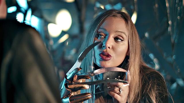 сыщик ищет напарника, а трахает владелицу бара с шикарной жопой