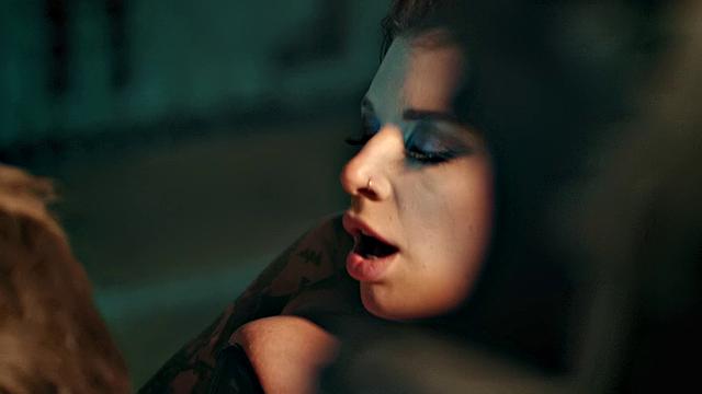 сыщик ищет напарника, а трахает владелицу бара с шикарной жопой