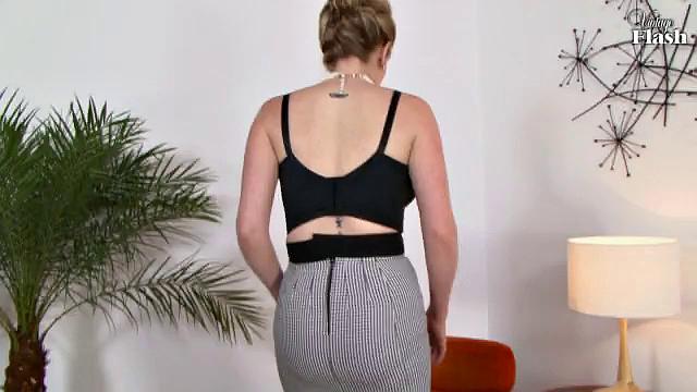 холли кисс сводит с ума: зрелые формы и винтажные чулки