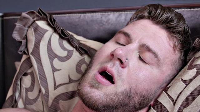 Брутальный волосатый качок заливает всё спермой наедине