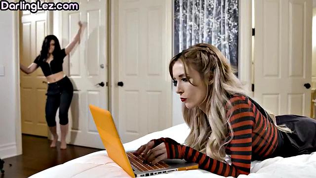 21yo lesbian babe fingering her GF