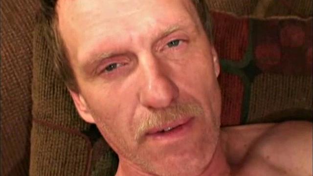 Зрелый мужик на первой гей-встрече отрабатывает рукой - ирония судьбы в каждом движении!