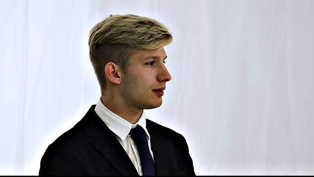 мускулистый блондин дает президенту растянуть свою жопу