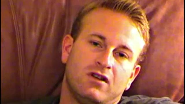 самоуверенный мужик принимает сперму на лицо