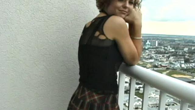 жесткая порка и веревки на балконе для кудрявой красотки