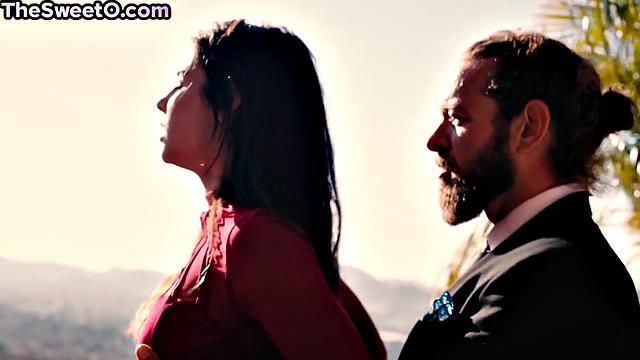 Пышная любовница выпрашивает жёсткий догги у парня, будто вагон секса опоздает без неё.