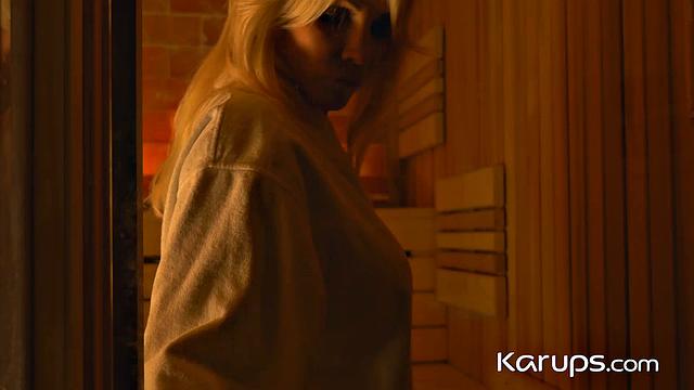 Тиффани Руссо раздвигает ноги и страстно трахается на камеру.