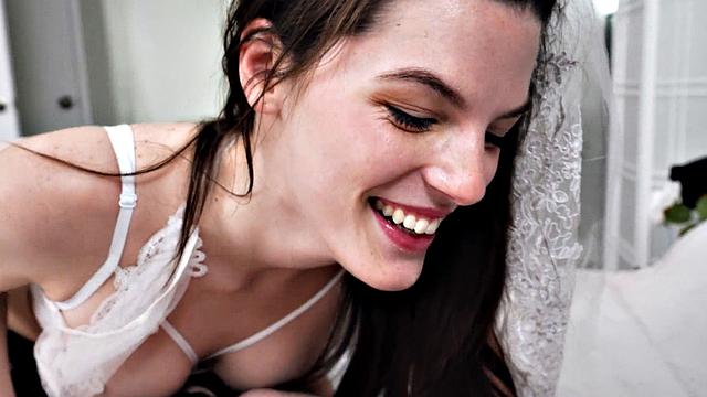 смотри, как невеста трахается с мужем и его зрелой мачехой в первую брачную ночь