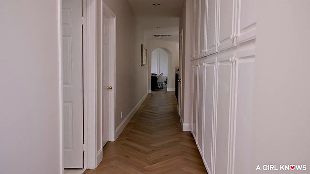 Лондон Ривер ловит Гал Ритчи за мастурбацией и устраивает мокрый секс в прачечной.