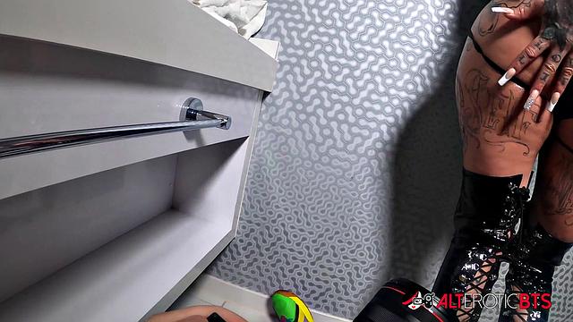 Evilyn Ink Grey Bathroom Photoset