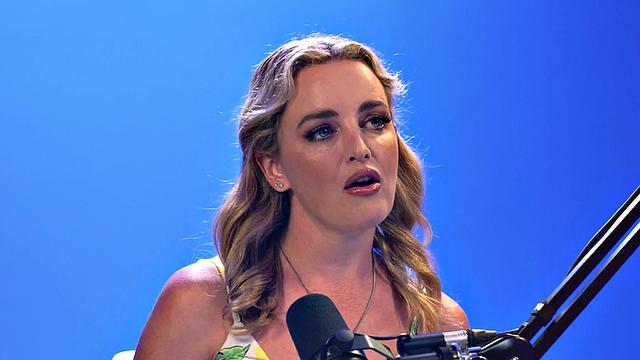 Big-titted bae solo fingering her pussy after casting