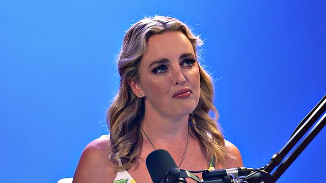 Big-titted bae solo fingering her pussy after casting