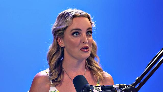 Big-titted bae solo fingering her pussy after casting