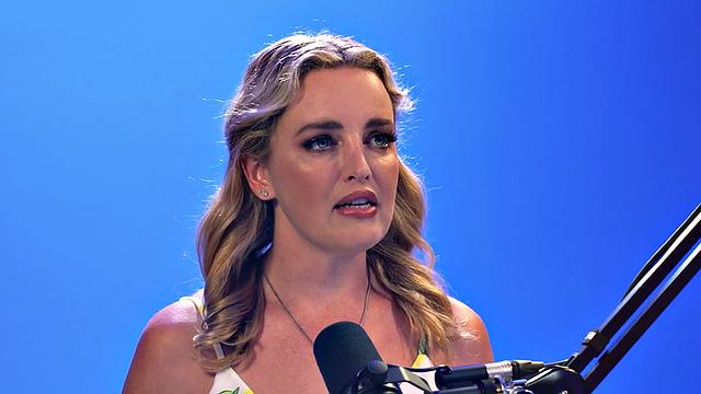 Big-titted bae solo fingering her pussy after casting