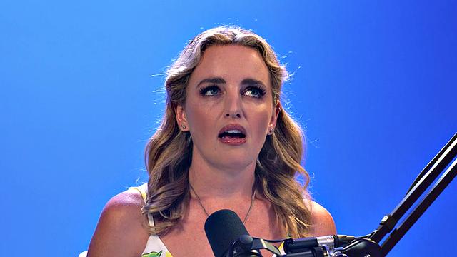 Big-titted bae solo fingering her pussy after casting