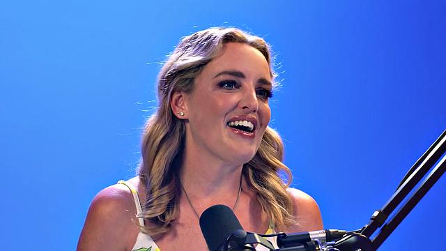 Big-titted bae solo fingering her pussy after casting