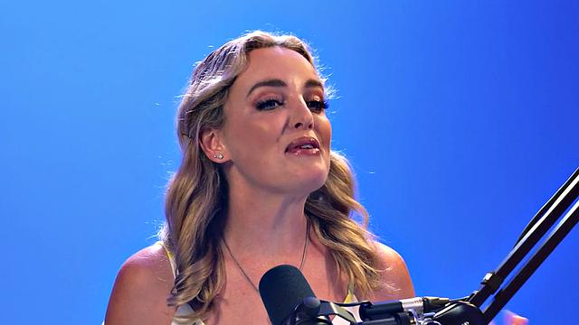 Сочная грудная красотка дрочит киску после кастинга