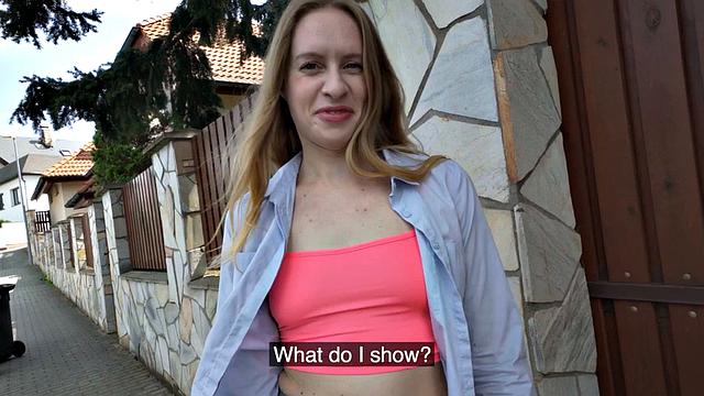 Грязная шлюха трахается на улице с извращённым жеребцом