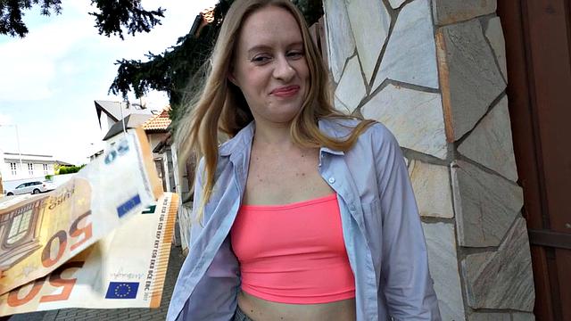 Грязная шлюха трахается на улице с извращённым жеребцом