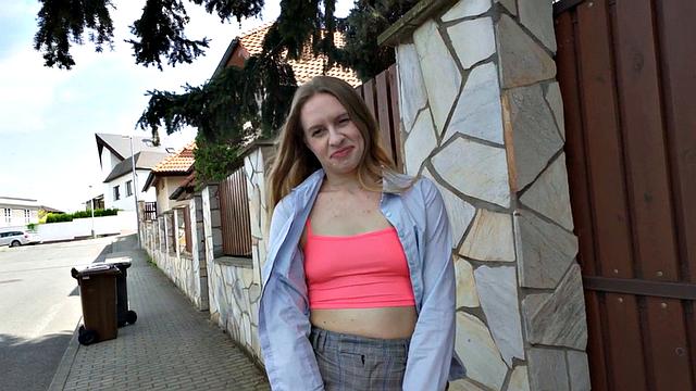 Грязная шлюха трахается на улице с извращённым жеребцом