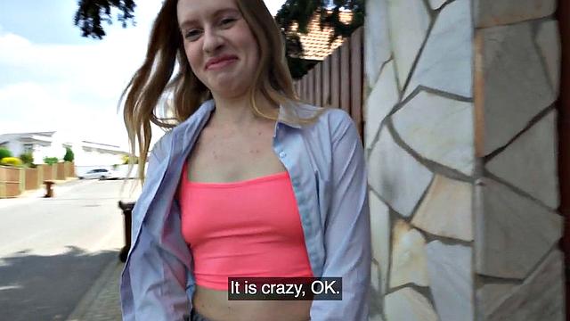 Грязная шлюха трахается на улице с извращённым жеребцом