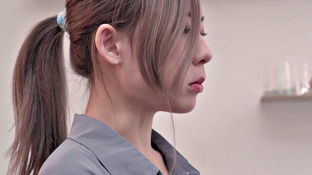 лин осталась дома, коллега пришёл и оттрахал её