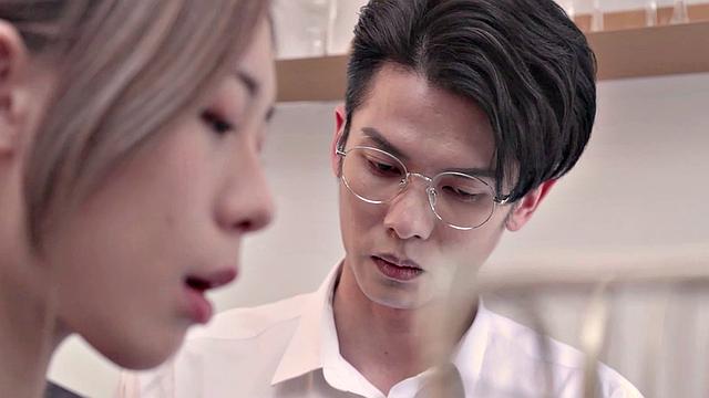 лин осталась дома, коллега пришёл и оттрахал её