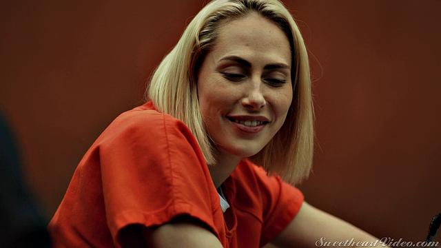 Кира Нуар и Sinn Sage устраивают жаркую лесбийскую сцену в тюрьме, страсть и власть на грани взрыва.