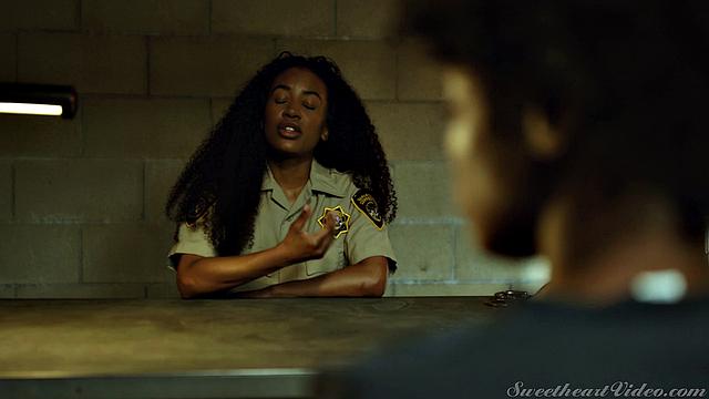 Кира Нуар и Sinn Sage устраивают жаркую лесбийскую сцену в тюрьме, страсть и власть на грани взрыва.