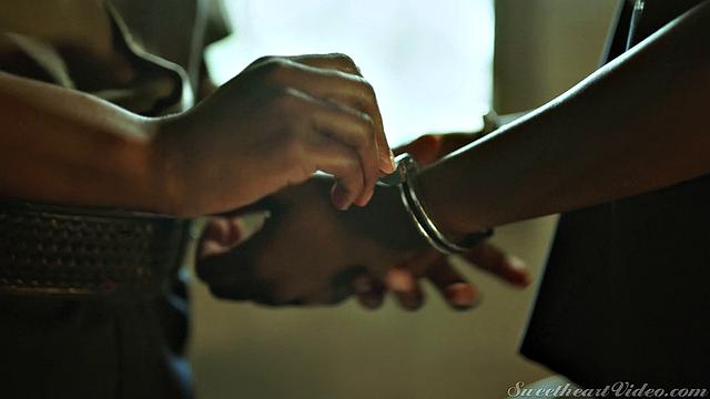 Кира Нуар и Sinn Sage устраивают жаркую лесбийскую сцену в тюрьме, страсть и власть на грани взрыва.