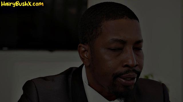 Горячая волосатая любительница скачет на черном члене и стонет от удовольствия.